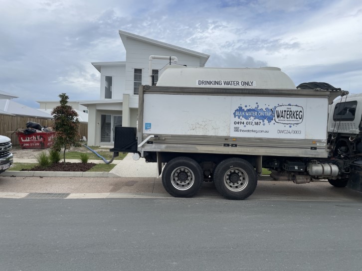 Alt: Fast, reliable, flexibile swimming pools water delivery